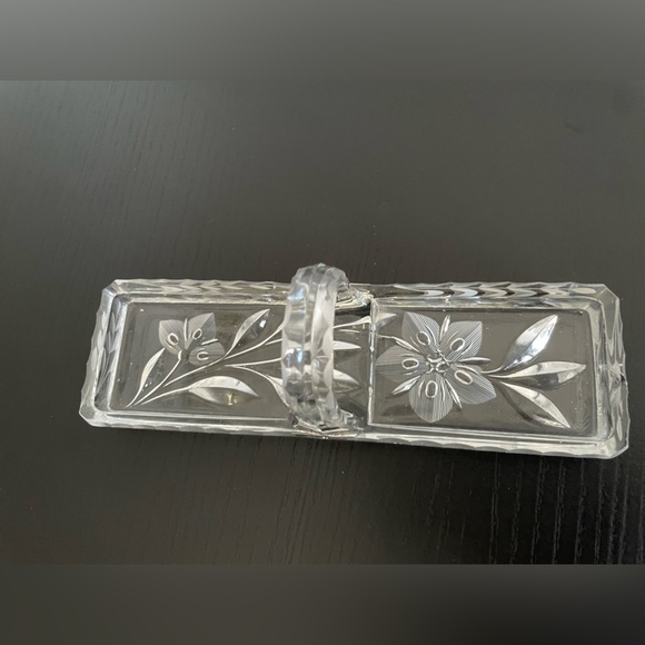 Vintage glass butter dish with handle. - Picture 2 of 4